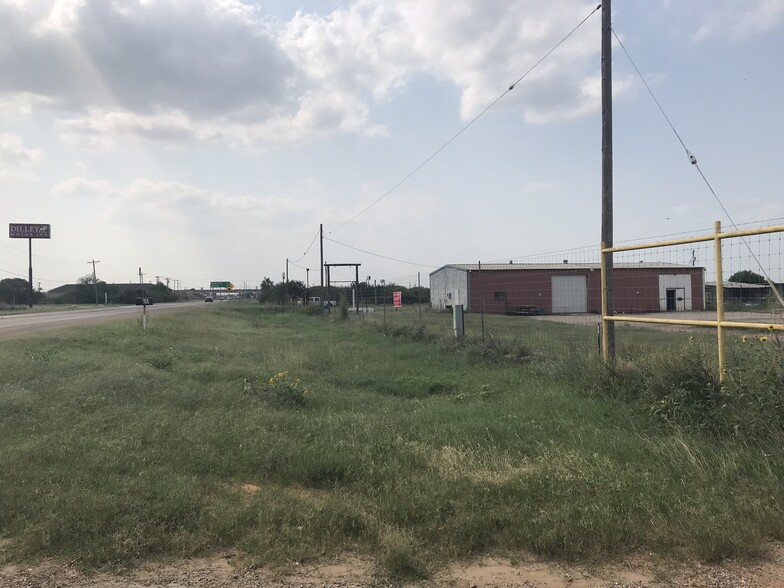 800 W Fm 117, Dilley, TX for lease - Building Photo - Image 2 of 13