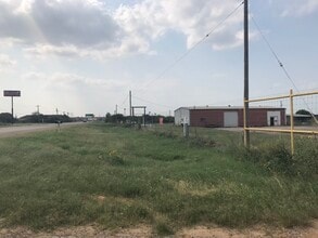 800 W Fm 117, Dilley, TX for lease Building Photo- Image 2 of 13