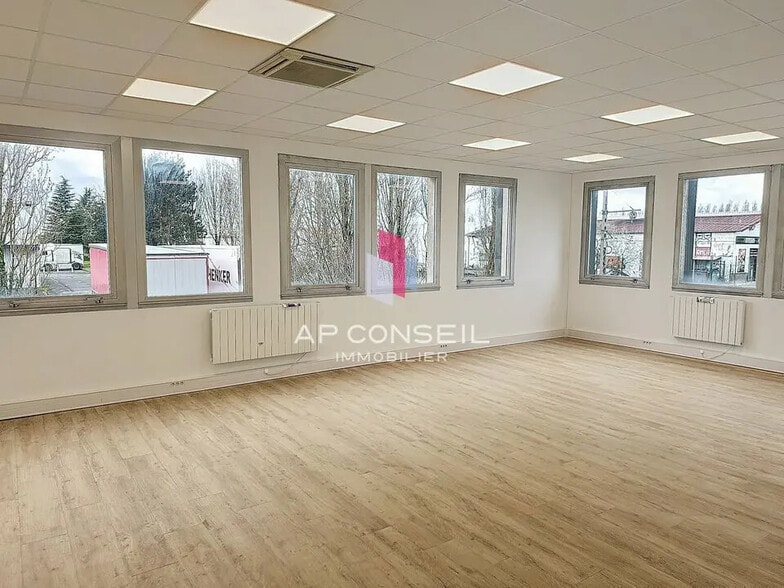 Flex in Coignières for lease - Building Photo - Image 3 of 4