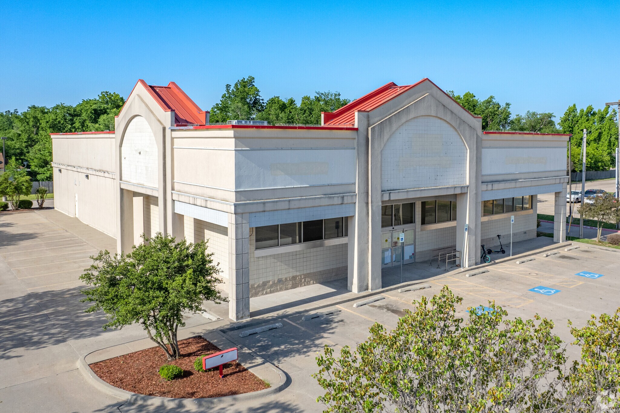 700 W Main St, Norman, OK à vendre Photo du bâtiment- Image 1 de 21