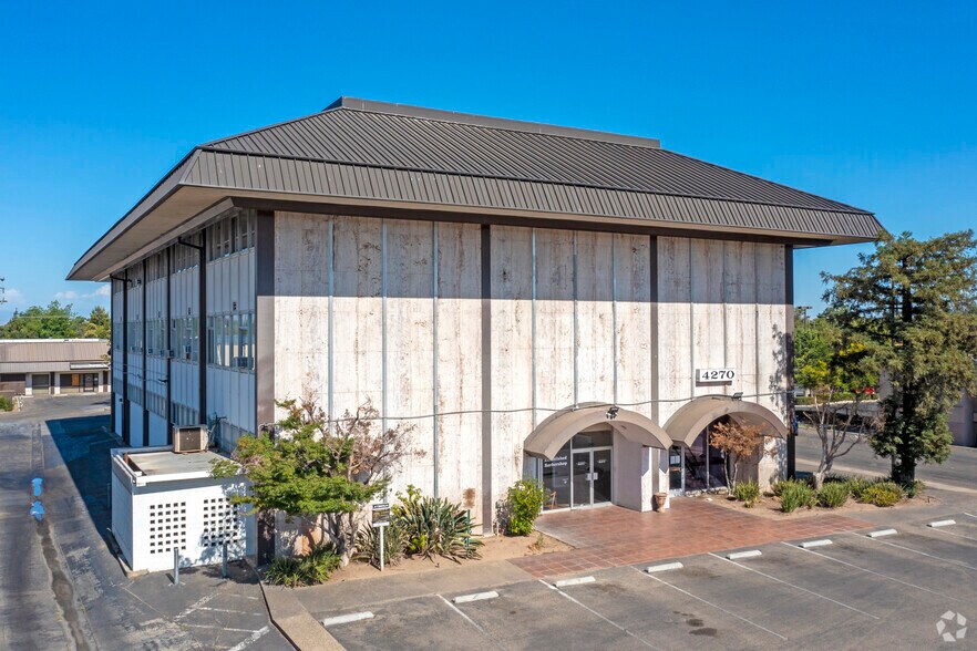 4270 N Blackstone Ave, Fresno, CA à vendre - Photo principale - Image 1 de 28