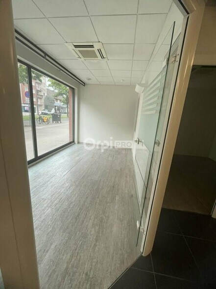 Retail in Dijon for lease - Interior Photo - Image 2 of 10