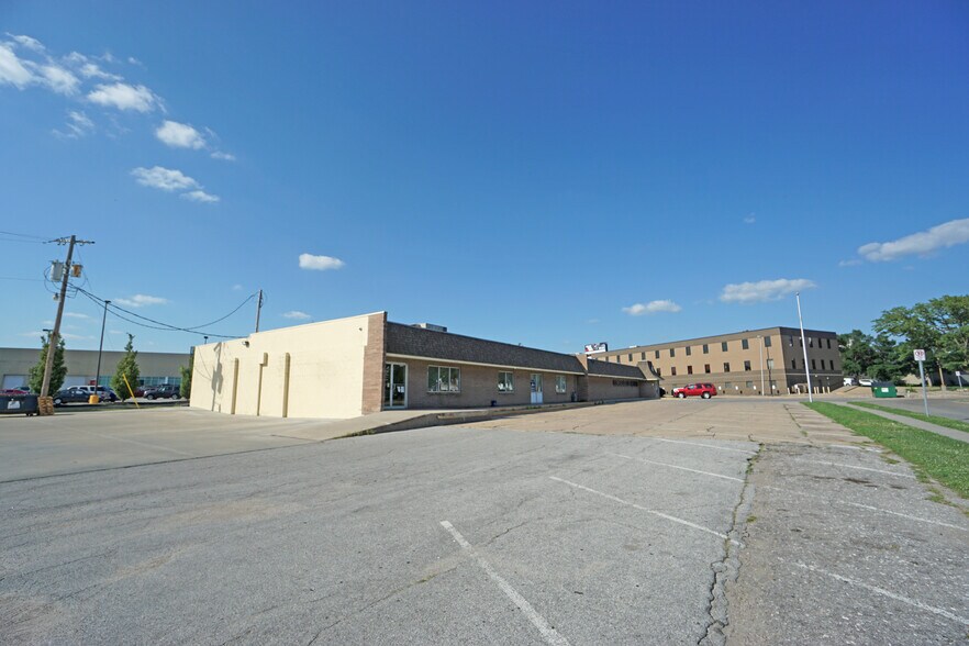 7444 Farnam St, Omaha, NE à vendre - Photo du bâtiment - Image 2 de 5