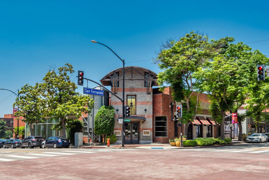 145 S San Fernando Blvd, Burbank, CA à louer - Photo du bâtiment - Image 1 de 15