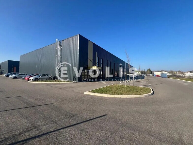 40 Rue Montgolfier, Villefontaine for lease - Building Photo - Image 2 of 8