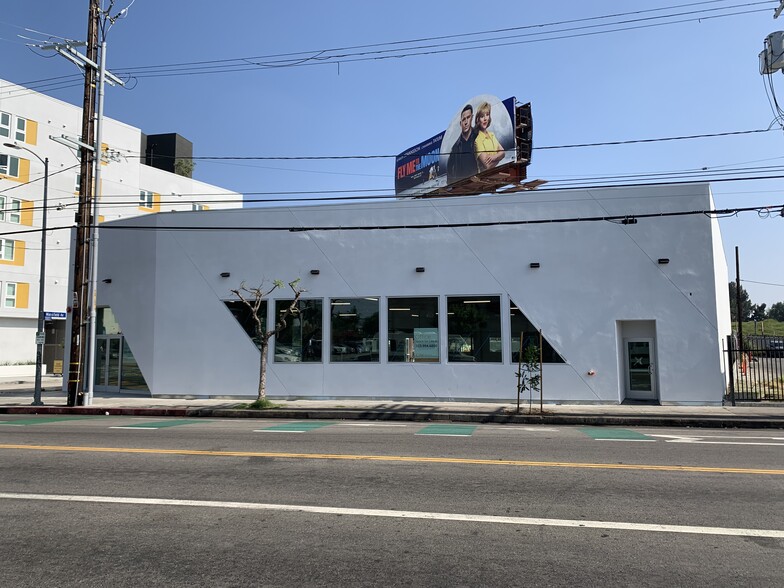 5075 W Adams Blvd, Los Angeles, CA à louer - Photo du bâtiment - Image 1 de 6