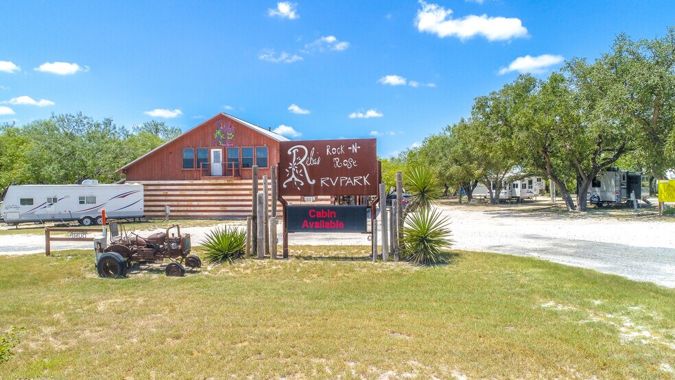 2393 S Highway 37, Three Rivers, TX à vendre - Photo du bâtiment - Image 2 de 12