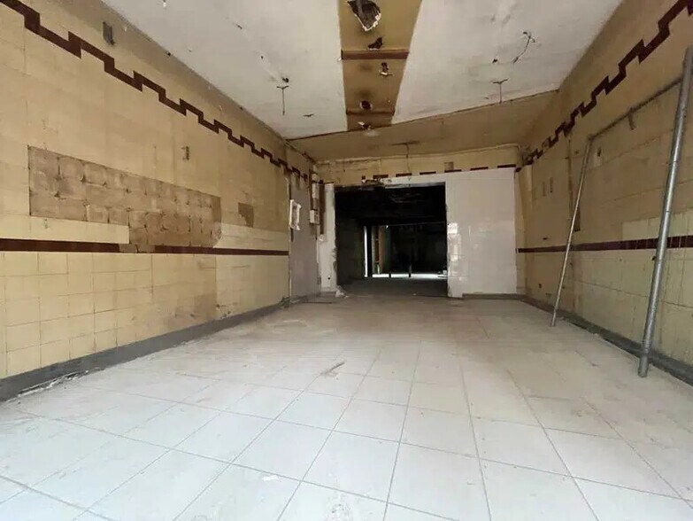 Retail in Rouen for lease - Interior Photo - Image 2 of 3