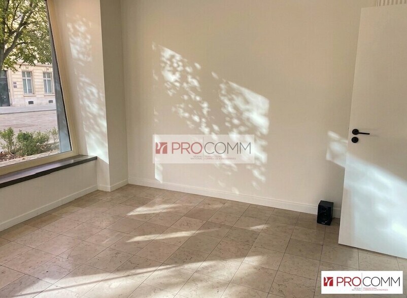 Retail in Chartres for lease - Interior Photo - Image 1 of 1