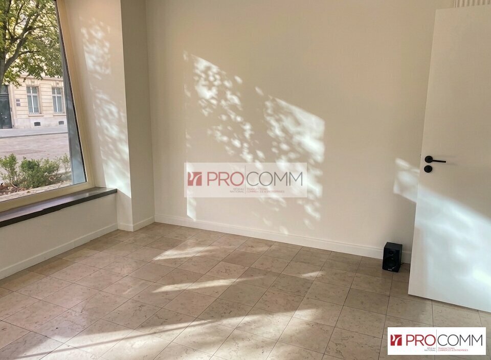 Retail in Chartres for lease Interior Photo- Image 1 of 2