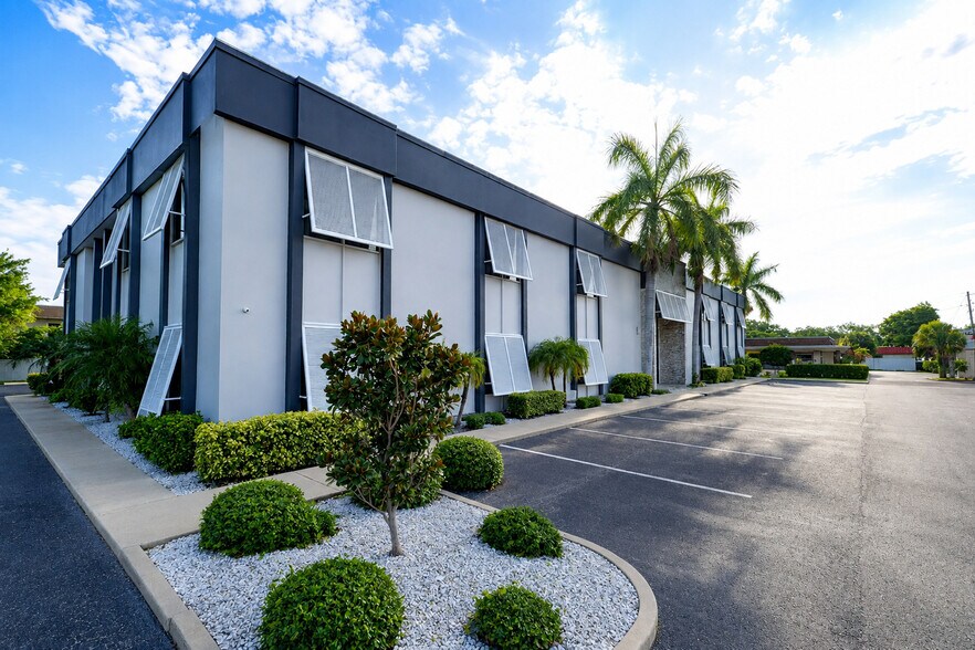 2700 E Bay Dr, Largo, FL for lease - Building Photo - Image 2 of 5