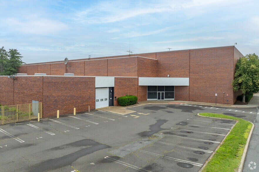 300 Quaker Bridge Mall, Lawrenceville, NJ à louer - Photo du bâtiment - Image 2 de 5
