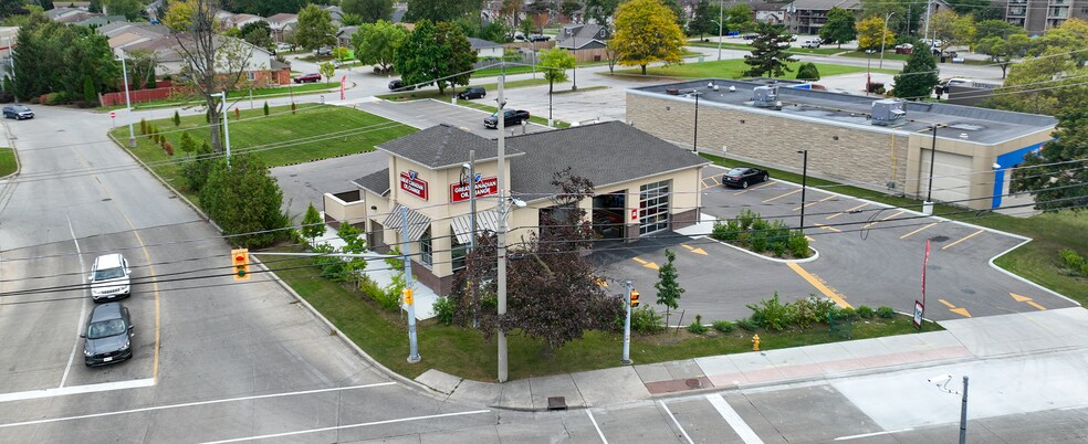 8025 Tecumseh Rd E, Windsor, ON à louer - Photo du bâtiment - Image 2 de 4