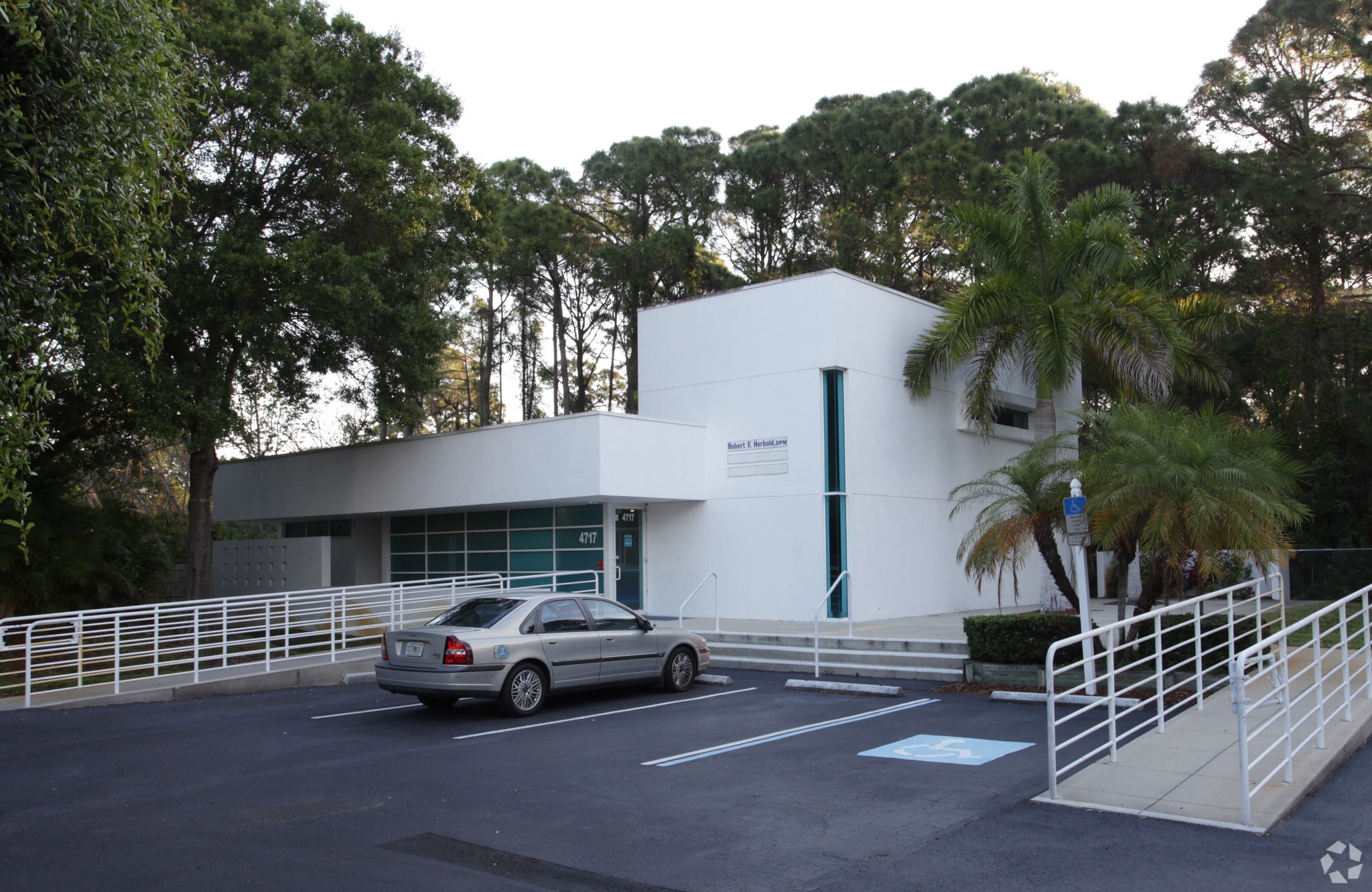 4717 Swift Rd, Sarasota, FL for sale Primary Photo- Image 1 of 23