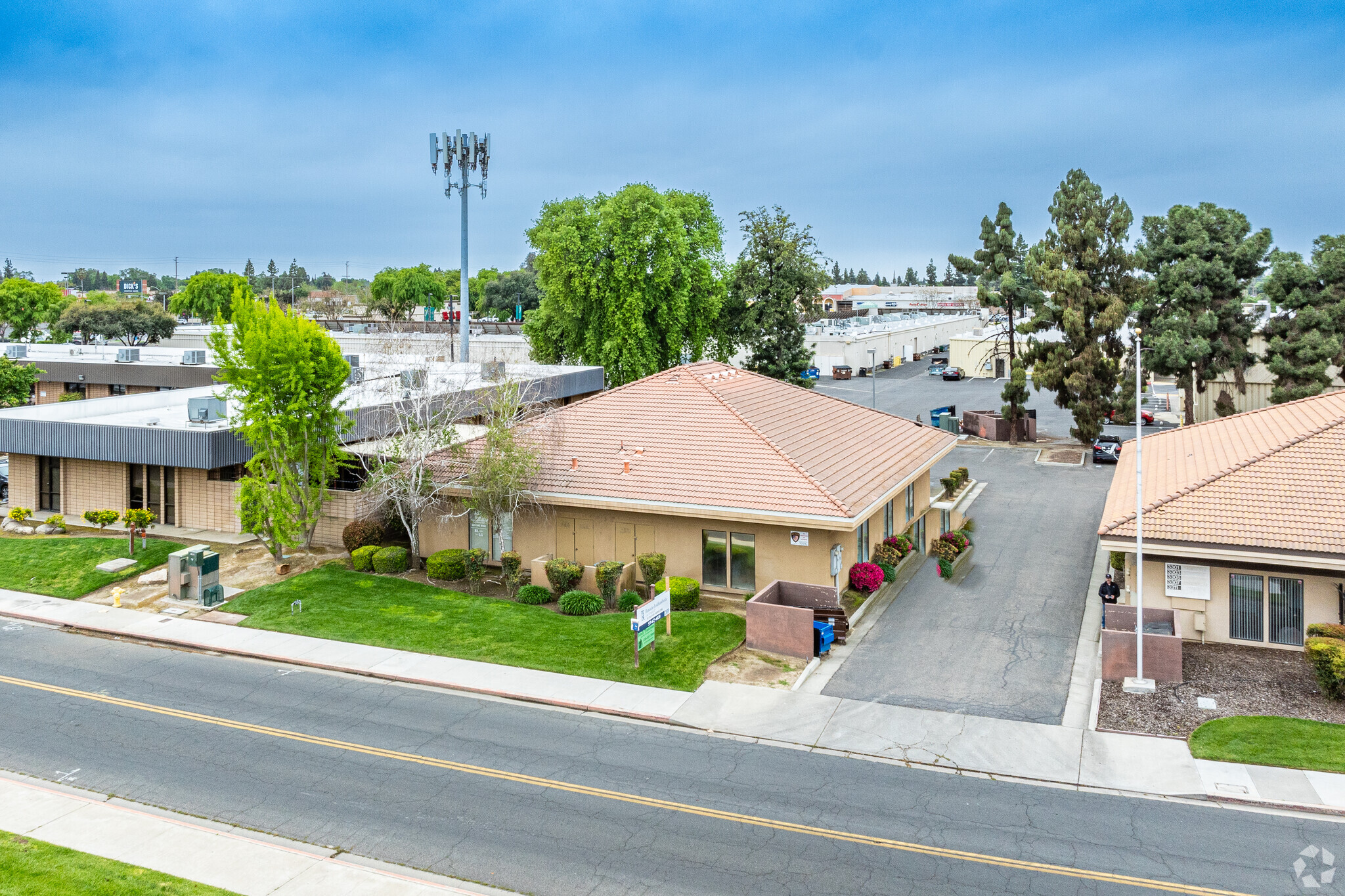 3323 S Fairway St, Visalia, CA à vendre Photo du b timent- Image 1 de 15