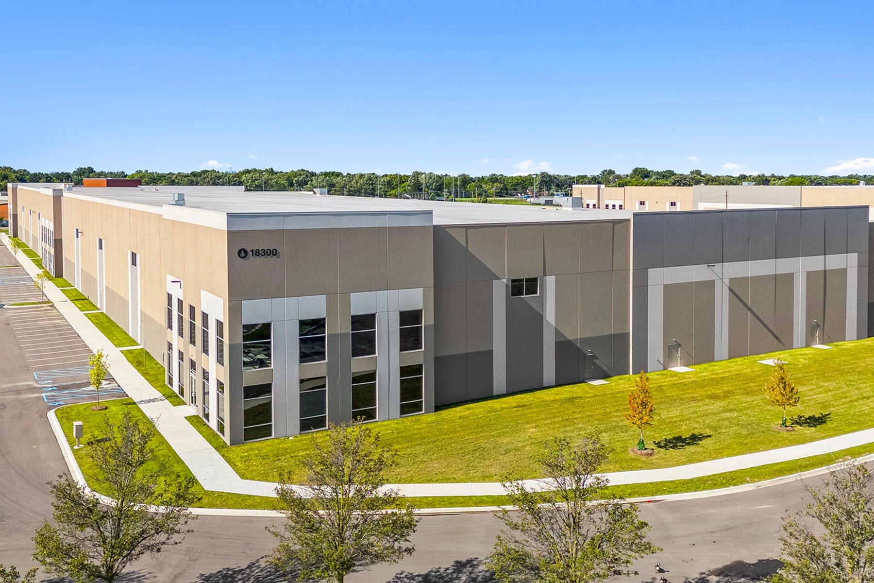 18300 Vernier Rd, Harper Woods, MI à louer Photo du bâtiment- Image 1 de 10