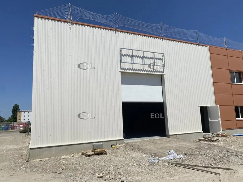 Industrial in Chassieu for lease - Building Photo - Image 2 of 23