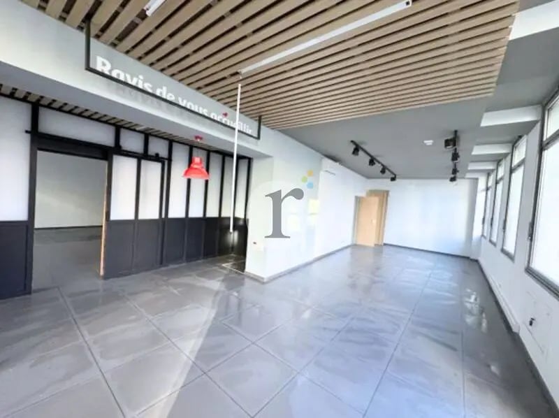 Retail in Lille for lease Interior Photo- Image 1 of 4