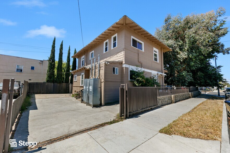 1636 N Stanton Pl, Long Beach, CA à vendre - Photo du bâtiment - Image 2 de 14
