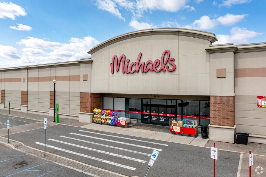 400 Mill Creek Dr, Secaucus, NJ à louer - Photo du bâtiment - Image 3 de 7