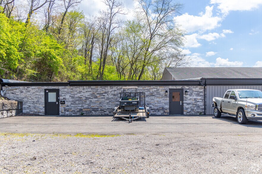 775 Clairton Blvd, Pittsburgh, PA à vendre - Photo du bâtiment - Image 2 de 23