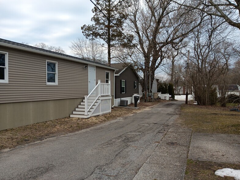 725 E Avenue Ext, Riverhead, NY à vendre - Photo du bâtiment - Image 3 de 4