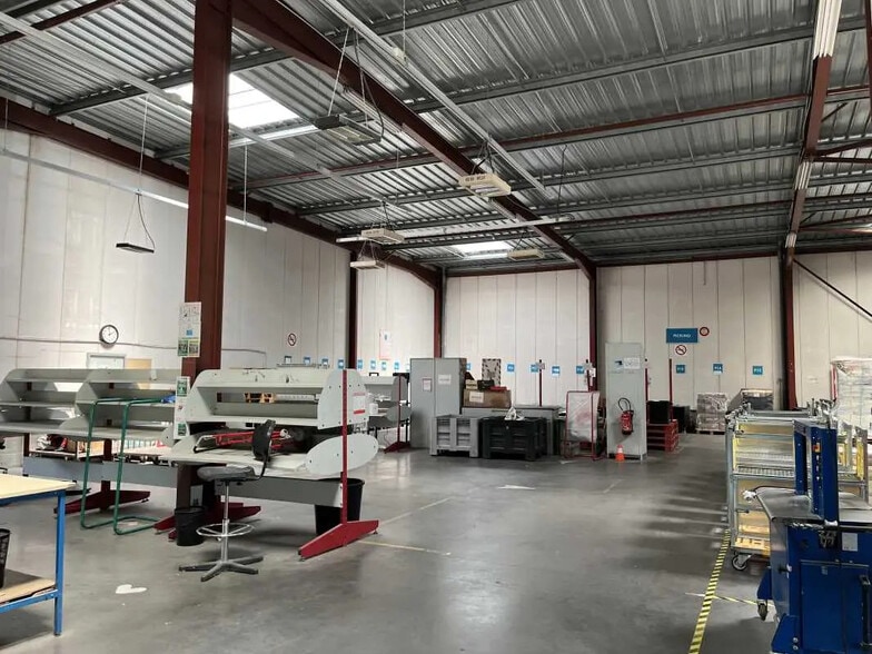 Flex in  for lease - Interior Photo - Image 3 of 6