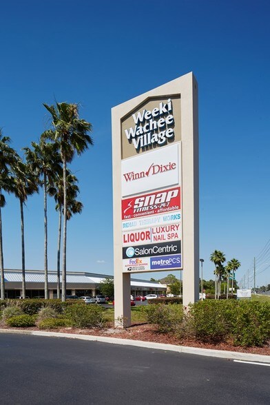 6210 Commercial Way, Weeki Wachee, FL à louer - Photo du bâtiment - Image 3 de 6