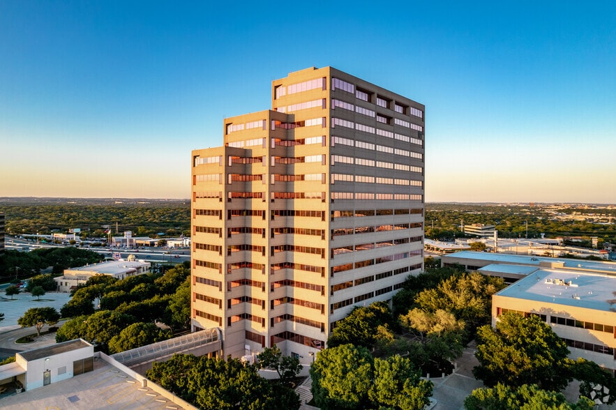 8000 IH-10 W, San Antonio, TX for lease - Building Photo - Image 3 of 18
