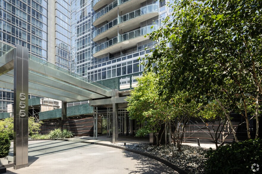 555 W 59th St, New York, NY à louer - Photo du bâtiment - Image 3 de 4