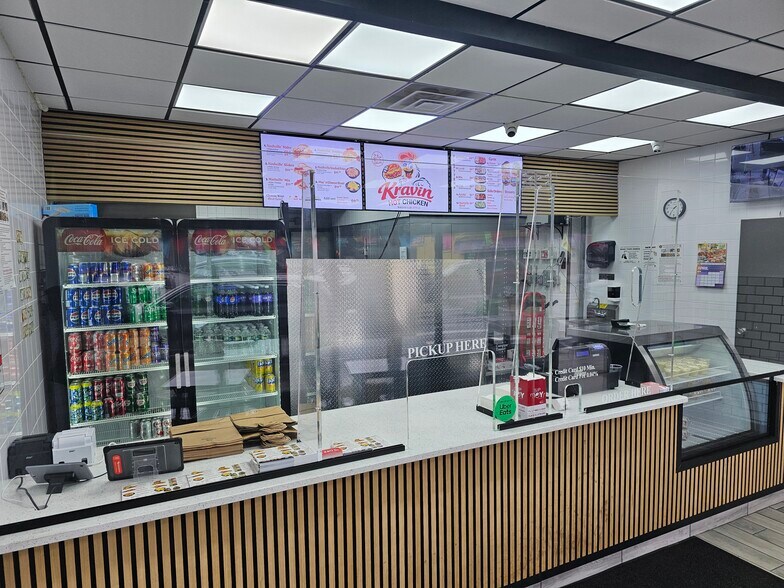 319 Nassau Rd, Roosevelt, NY à louer - Photo du bâtiment - Image 2 de 8