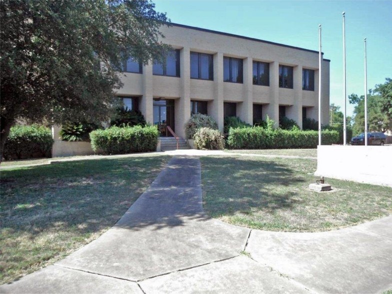 401 E Washington Ave, Navasota, TX for sale - Primary Photo - Image 1 of 5