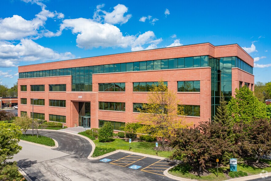 2250 Point Blvd, Elgin, IL à louer - Photo du bâtiment - Image 1 de 4