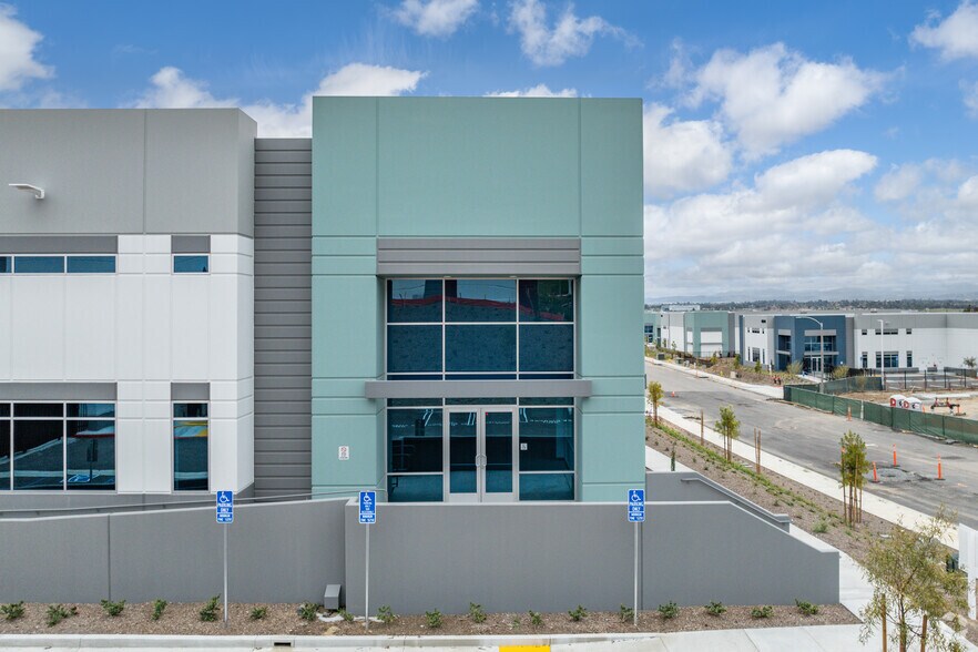 42672 Avenida Alvarado, Temecula, CA à louer - Photo du bâtiment - Image 3 de 6