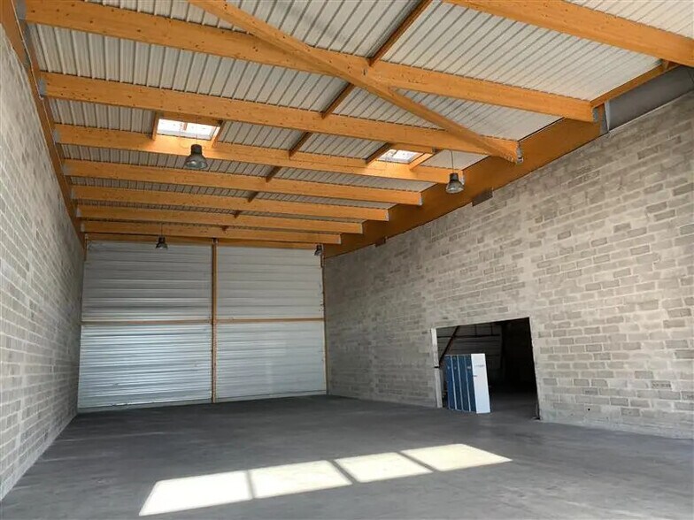 Industrial in Élancourt for lease - Interior Photo - Image 2 of 4