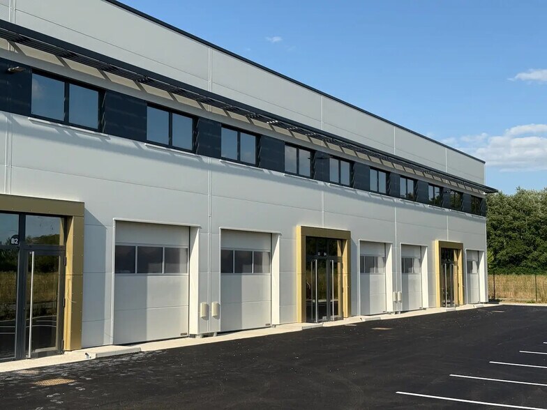 5 Rue Clément Ader, Saint-Pierre-du-Perray à louer - Photo du bâtiment - Image 2 de 4