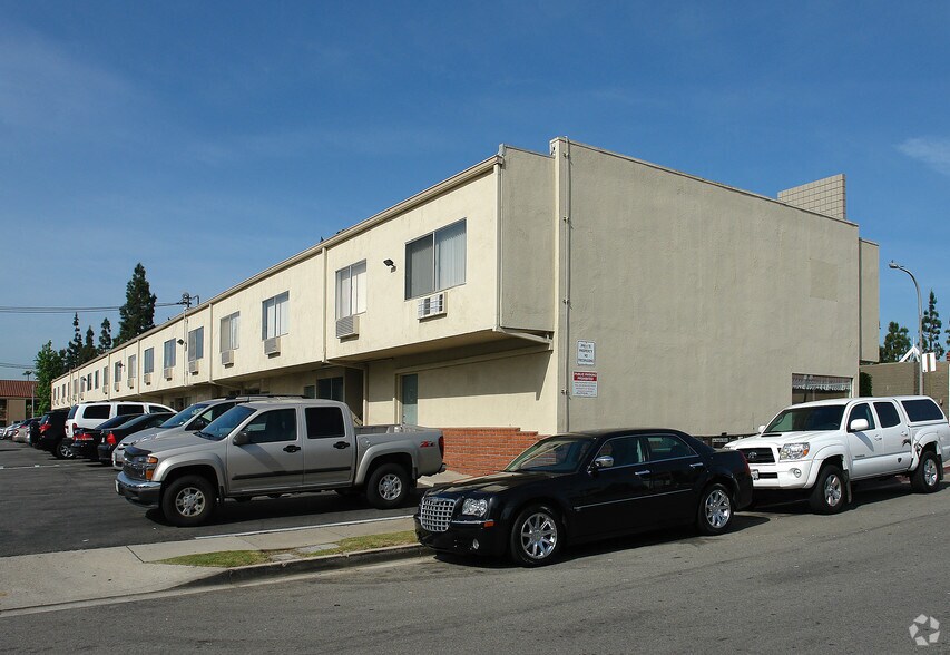 770 S Brea Blvd, Brea, CA à louer - Photo du bâtiment - Image 1 de 2