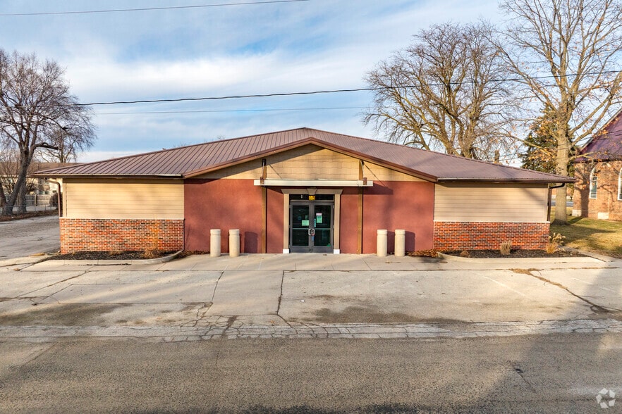 445 Maple St, Waukee, IA for sale - Primary Photo - Image 1 of 8