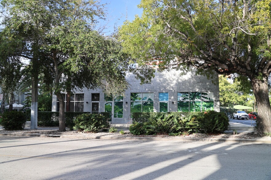 5582 NE 4th Ct, Miami, FL à louer - Photo du bâtiment - Image 3 de 5