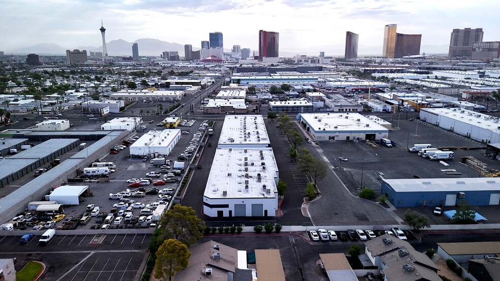 3021 S Valley View Blvd, Las Vegas, NV à louer - Photo du bâtiment - Image 2 de 6