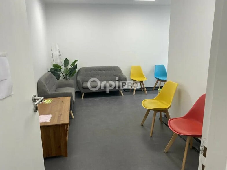 Office/Medical in Les Chères for lease - Interior Photo - Image 2 of 10