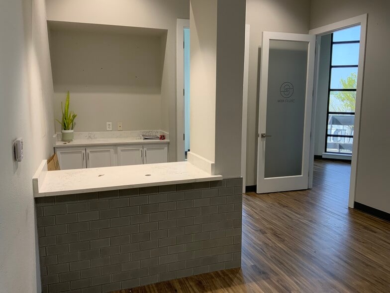 320 S Oak St, Roanoke, TX à louer - Photo du bâtiment - Image 3 de 19