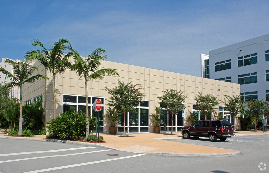 3251 N University Dr, Coral Springs, FL à vendre - Photo du bâtiment - Image 2 de 2