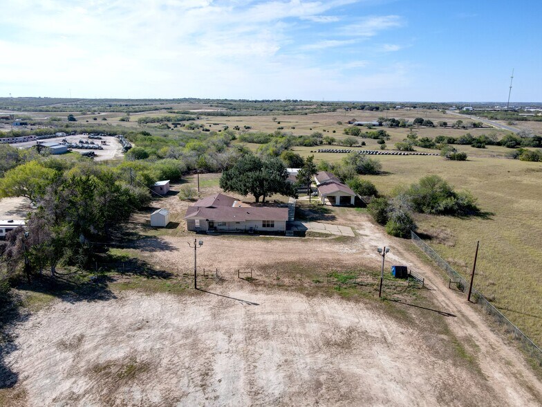 298 State Highway 239, Kenedy, TX à vendre - Photo du bâtiment - Image 2 de 33