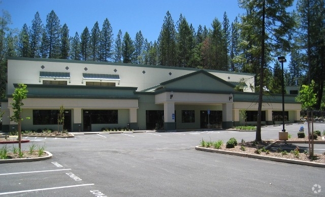 360 Crown Point Cir, Grass Valley, CA for lease - Building Photo - Image 1 of 3