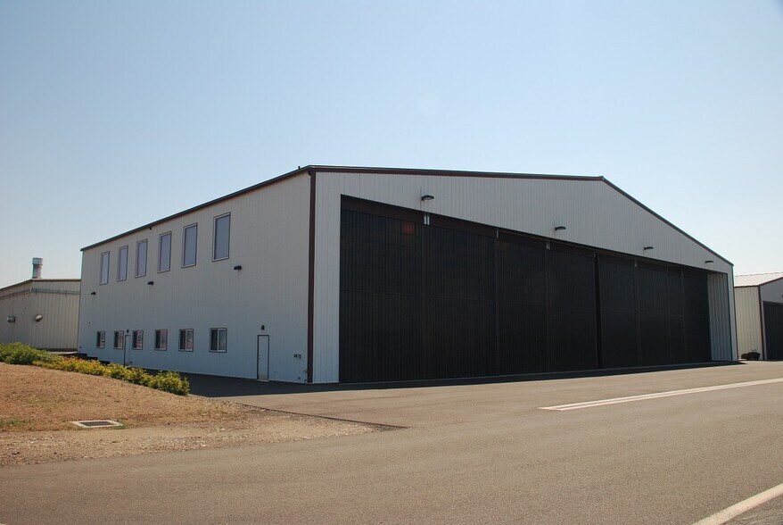 609 Nebula Way, Medford, OR à louer - Photo du bâtiment - Image 2 de 7