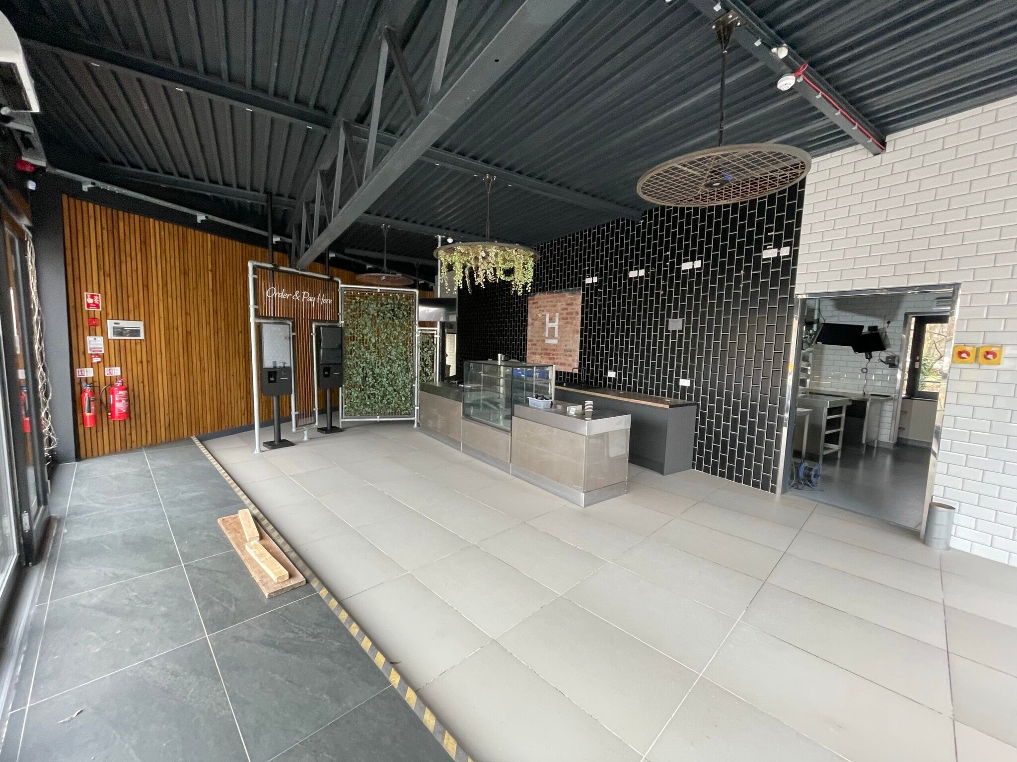 Waterloo Rd, Huddersfield for lease Interior Photo- Image 1 of 2