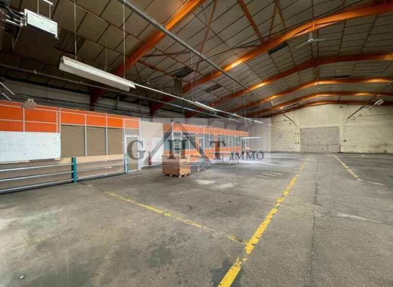 Industrial in Mareuil-lès-Meaux for sale - Interior Photo - Image 2 of 16