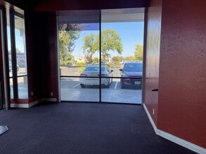5646 N Blackstone Ave, Fresno, CA for lease Interior Photo- Image 2 of 6