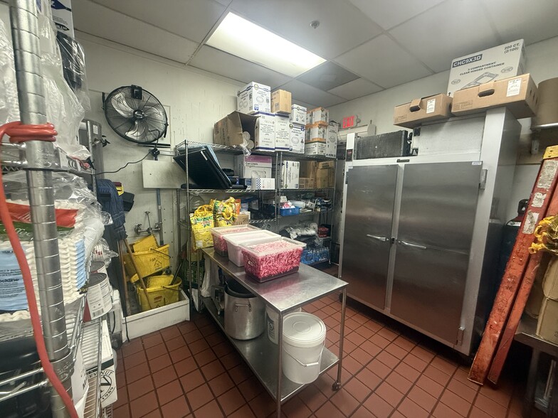 1910 Village Center Cir, Las Vegas, NV for lease - Building Photo - Image 3 of 16